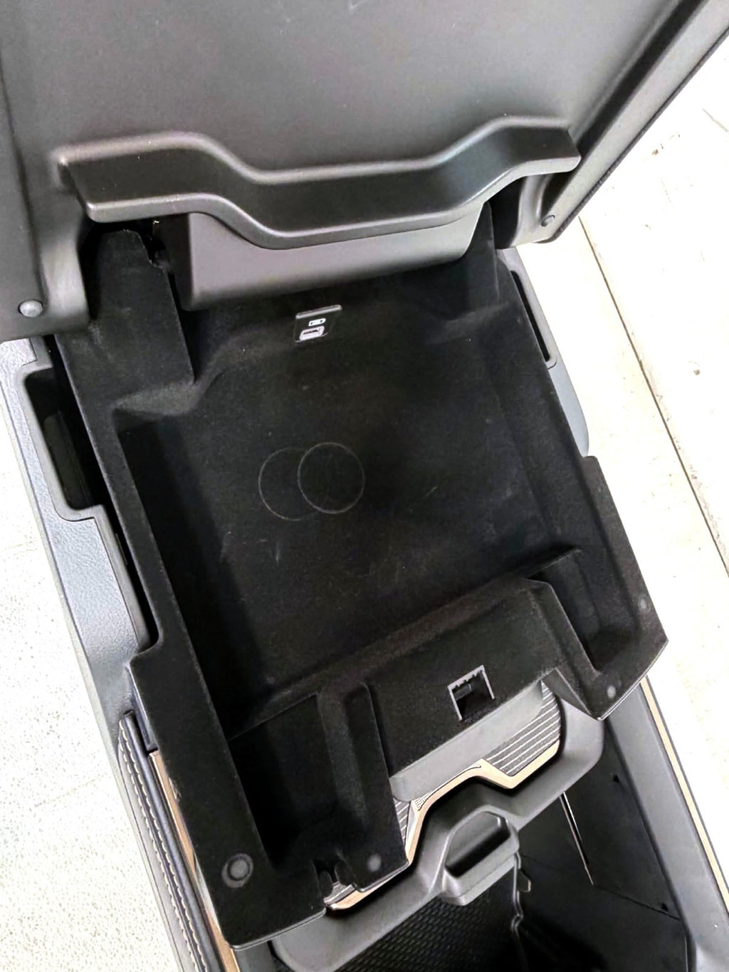 2019 - 2026 DT Ram 1500 Center Console Black Leather LIMITED w/ Wireless Charger