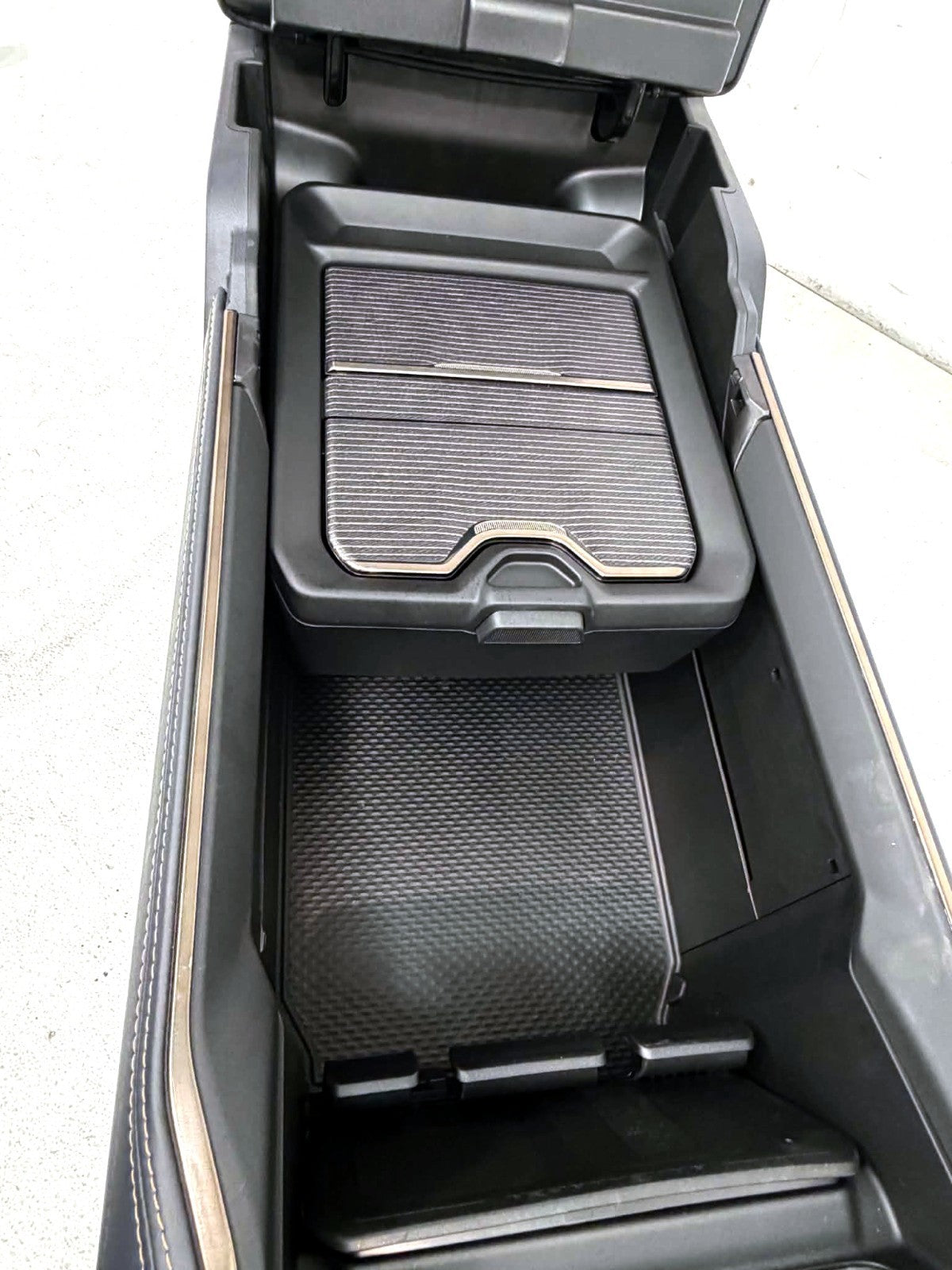2019 - 2026 DT Ram 1500 Center Console Black Leather LIMITED w/ Wireless Charger