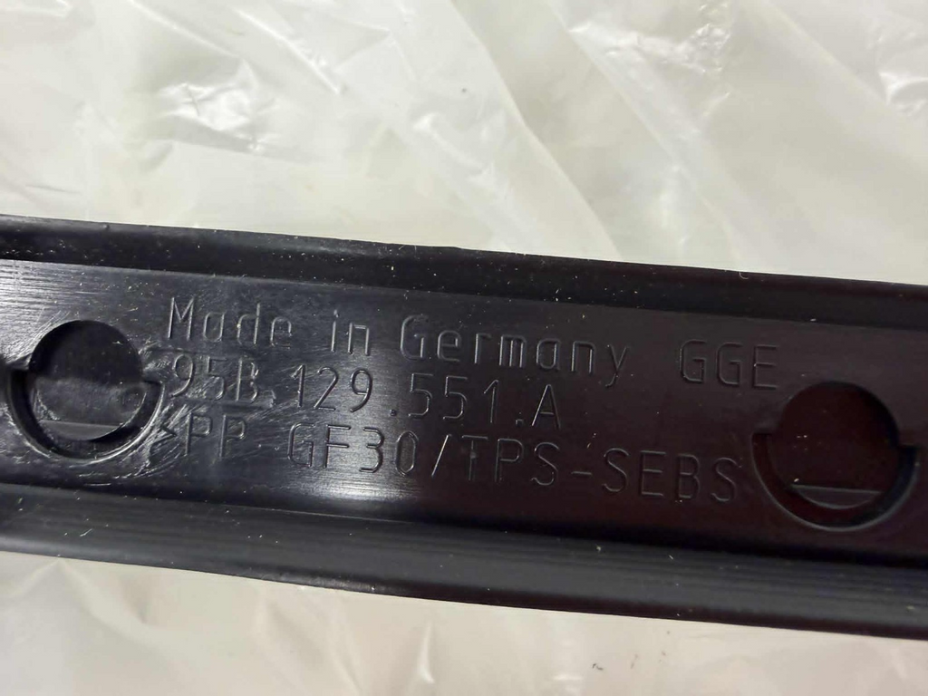 15 - 26 Porsche Macan Center Hood Seal Lock Carrier Weatherstrip OEM 95B129551A