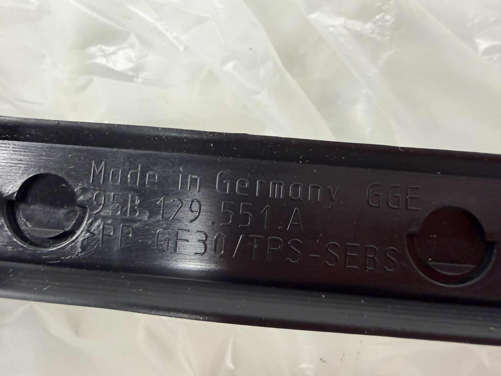 15 - 26 Porsche Macan Center Hood Seal Lock Carrier Weatherstrip OEM 95B129551A