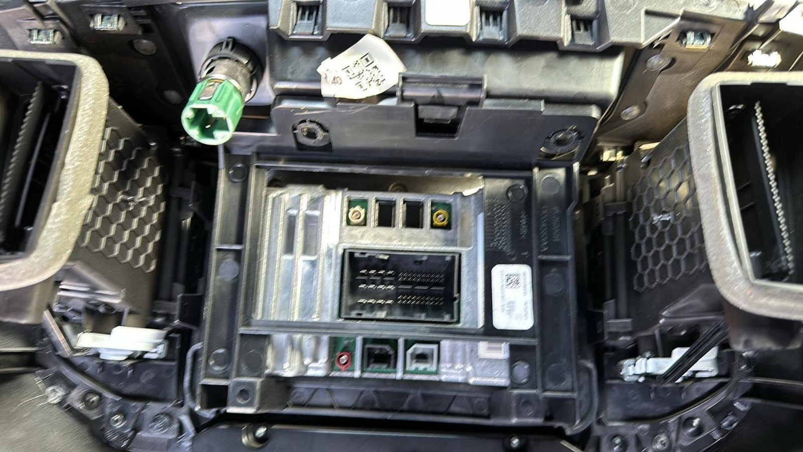 2019 - 2024 Dodge Ram 1500 Radio & Bezel OEM 8.4" Touch Display Screen