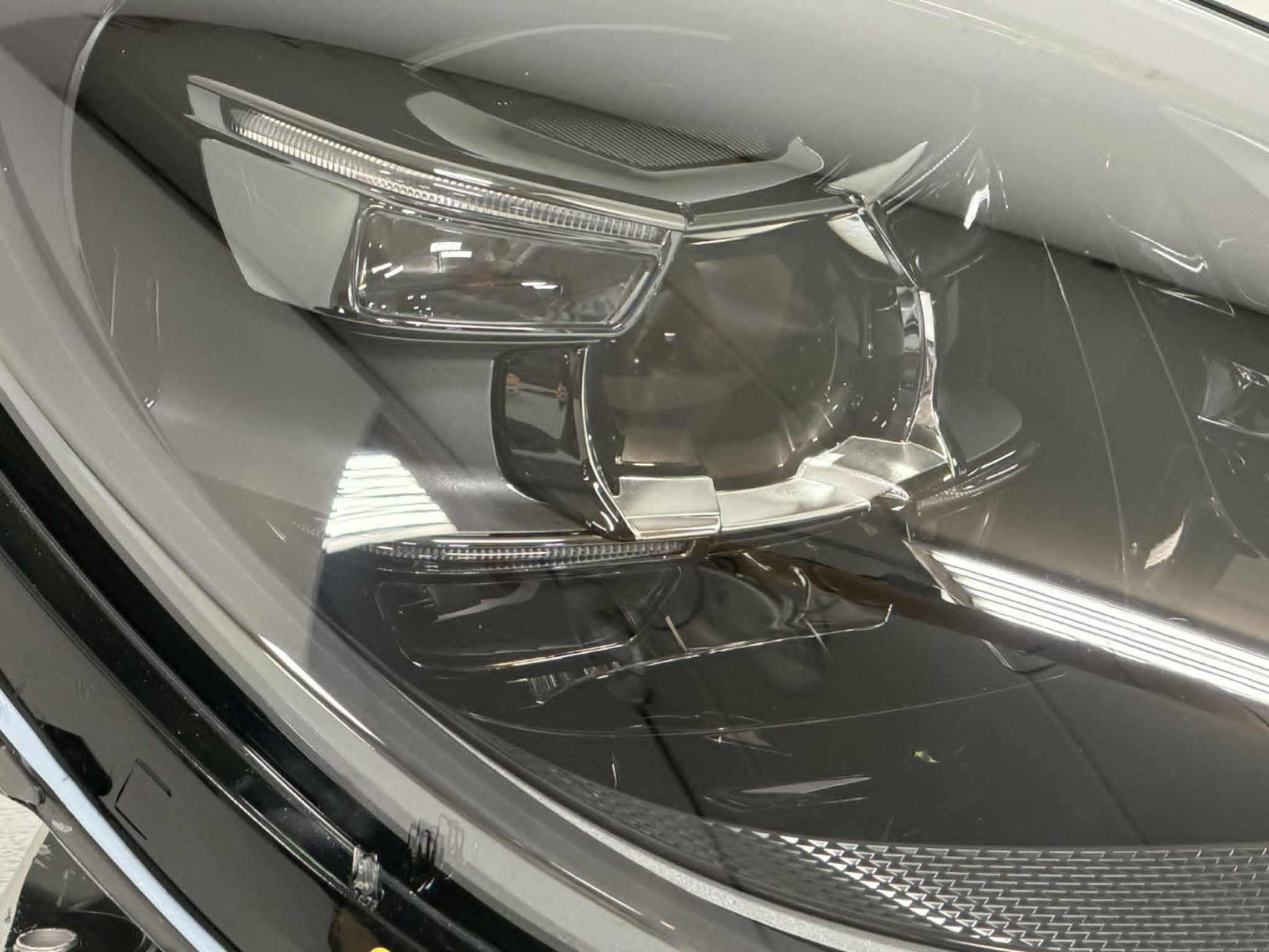 2022 - 2026 Porsche Macan PDLS Adaptive Headlight RH Passenger 95B941078S